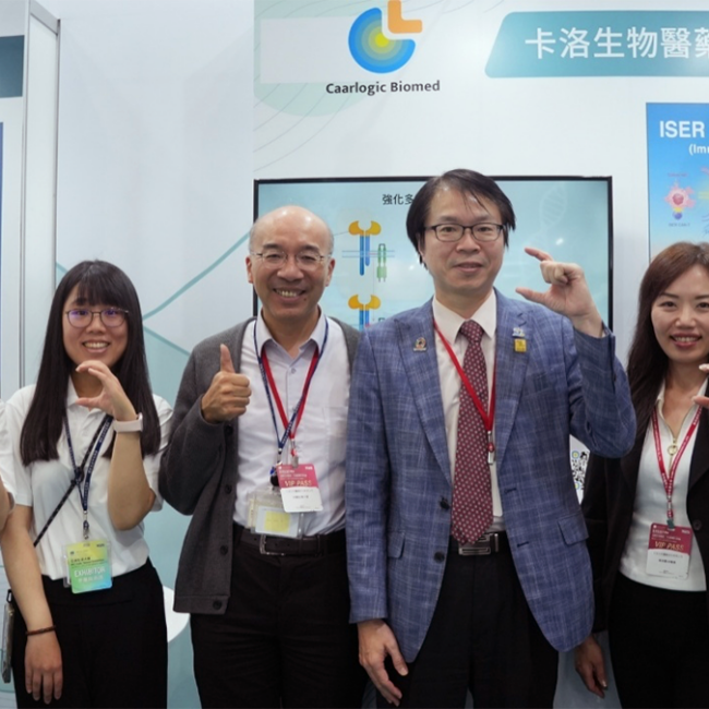 圖一：卡洛生醫首度發表次世代CAR-T創新技術(右三：羅浚晅董事長、右四：林建廷執行長、右二：蔡欣霓財務長)