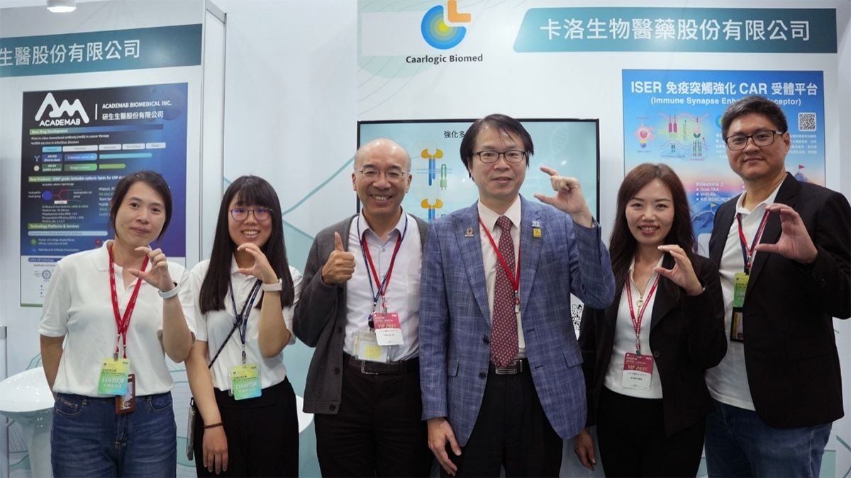 圖一：卡洛生醫首度發表次世代CAR-T創新技術(右三：羅浚晅董事長、右四：林建廷執行長、右二：蔡欣霓財務長)